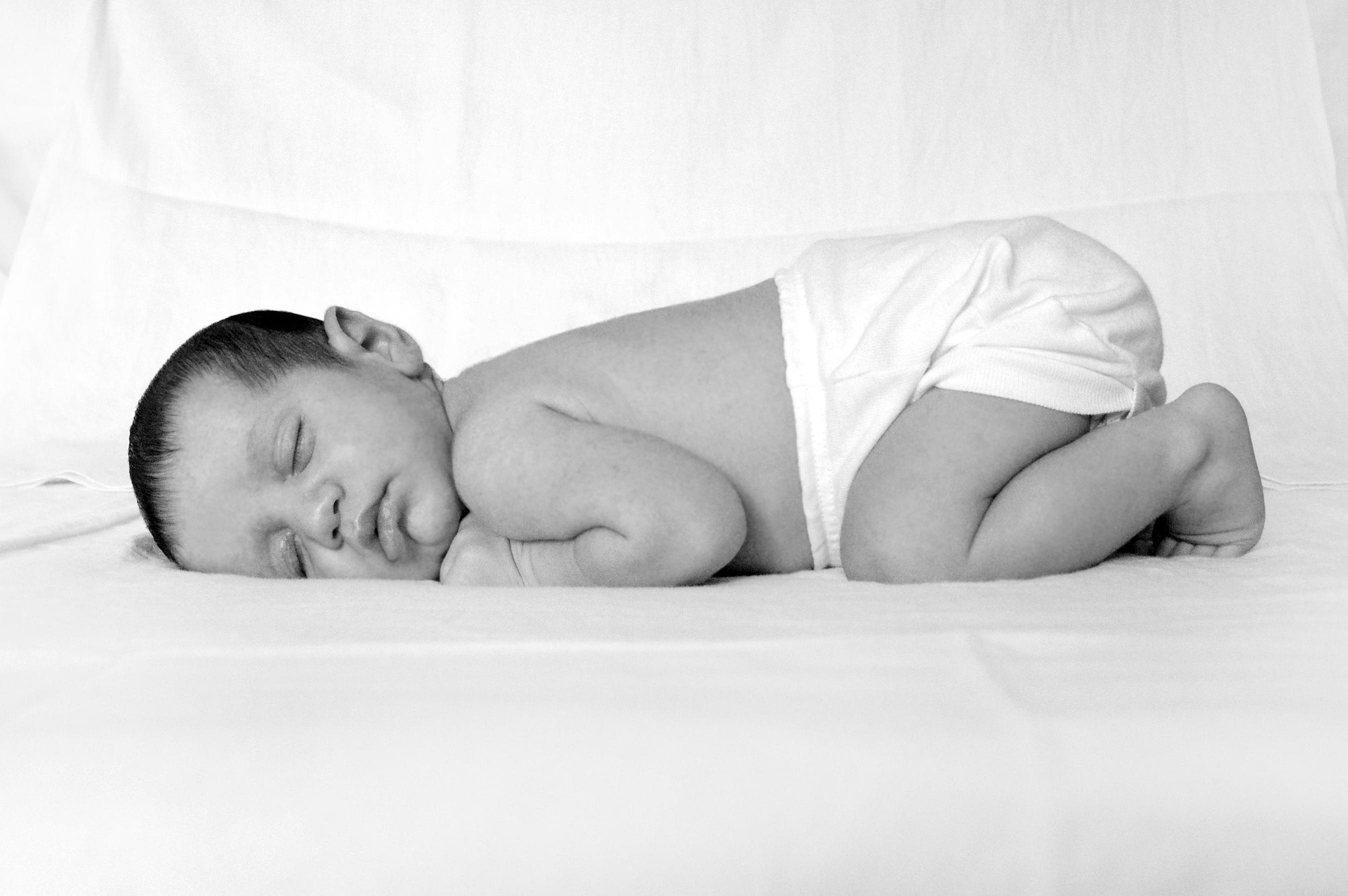 Bebê deitado usando fralda – moda bebê e infantil